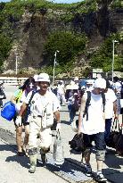 Evacuees temporarily return to Niijima
